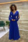 Vestido azul com mangas vazadas e recortes