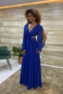Vestido azul com mangas vazadas e recortes
