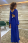 Vestido azul com mangas vazadas e recortes