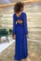 Vestido azul com mangas vazadas e recortes
