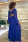 Vestido azul com mangas vazadas e recortes