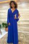 Vestido azul com mangas vazadas e recortes