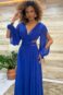 Vestido azul com mangas vazadas e recortes