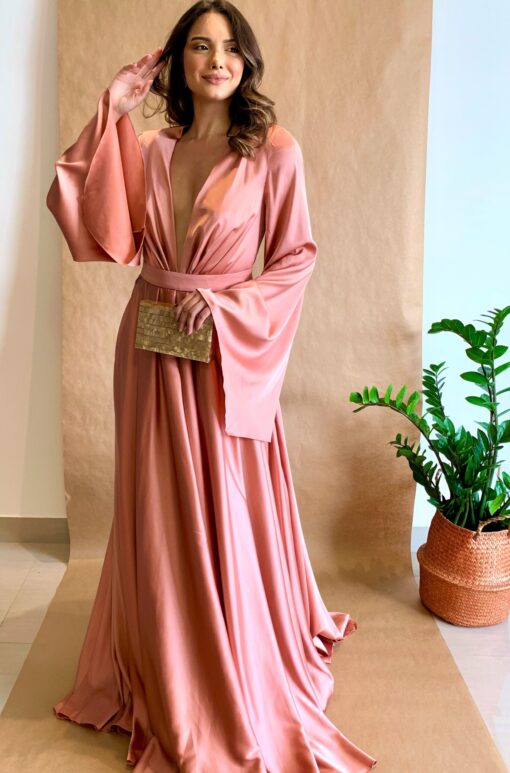 Vestido longo rosé em cetim com mangas