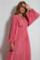 Vestido com manga vazada e fenda rosé