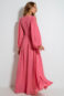 Vestido com manga vazada e fenda rosé